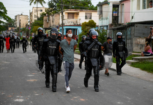 지난12일(현지시간) 쿠바 수도 아바나에서 반정부 시위대가 경찰에 체포되고 있다./아바나=AFP연합뉴스