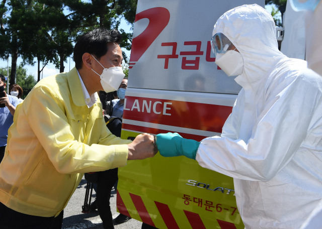 오세훈 서울시장이 7월 21일 서울 중랑소방서를 방문해 구급대원을 격려하고 있다. /연합뉴스