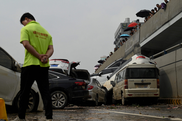 중국 허난성 정저우시에서 홍수로 파괴된 차량들이 22일 여전히 길을 막고 있는 모습이다. /AFP연합뉴스