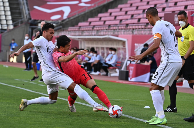 권창훈(가운데)이 22일 뉴질랜드와의 도쿄 올림픽 남자 축구 조별 리그 1차전에서 볼 경합을 벌이고 있다. /가시마=권욱 기자