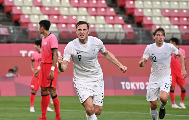 뉴질랜드의 크리스 우드(9번)가 22일 한국과의 도쿄 올림픽 남자 축구 조별 리그 1차전에서 결승 골을 넣은 뒤 세리머니 하고 있다. /가시마=권욱 기자