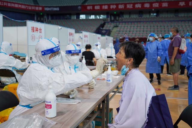 코로나19 집단감염이 다시 발생한 중국 장쑤성 난징시의 한 검사소에서 22일 핵산검사가 진행중이다. 당국은 이틀간 500여만명의 시민을 검사했다고 밝혔다. /신화연합뉴스