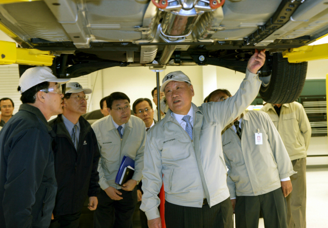 정몽구 현대차그룹 명예회장이 지난 2005년 3월 시험가동중인 현대차 미국 앨라배마공장을 방문해 미국 시장에 최초 투입될 쏘나타의 하체를 점검하고 있다. /사진제공=현대차