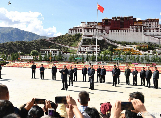 시진핑 중국 국가주석이 22일 티베트 수도 라싸의 포탈라궁광장에서 주민들에게 연설하고 있다. /신화망
