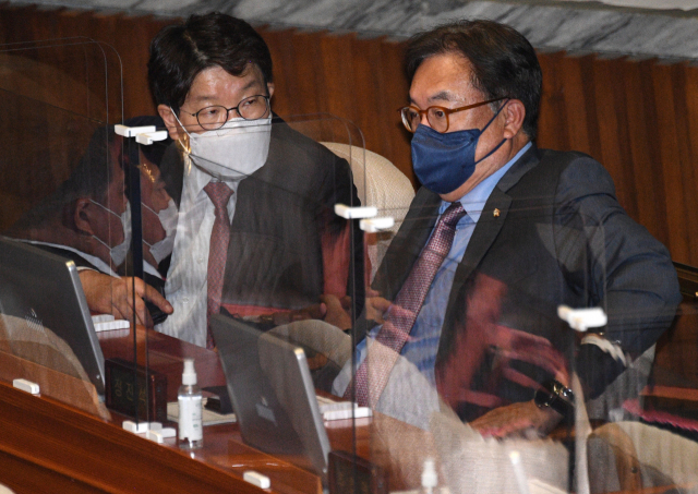 권성동(왼쪽) 의원과 정진석 의원이 지난 29일 오후 서울 여의도 국회에서 열린 본회의에서 대화를 나누고 있다./성형주기자 2021.06.29