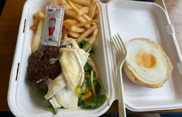 프랑스의 아르노우 레지스 기자는 지난 20일 트위터에 '새로운 올림픽 스캔들'이란 제목으로 MPC에서 판매하는 햄버거 도시락 사진을 올렸다. 빵과 고기패티, 감자튀김 등 단출한 재료들만 담겨 있는 모습이다./트위터