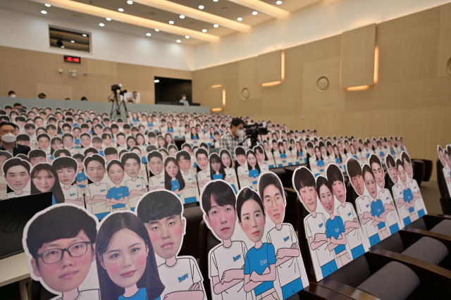 23일 온라인 입학식이 열린 서울 강남구 SSAFY 서울캠퍼스 강당에 교육생 얼굴 사진 패널이 세워져 있다.
