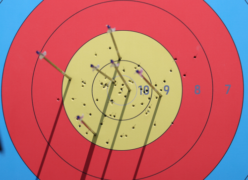 23일 일본 유메노시마 공원 양궁장에서 열린 도쿄올림픽 여자 개인전 랭킹라운드에서 양궁 국가대표 안산이 쏜 화살이 과녁에 꽂혀있다. 안산은 이날 72발 합계 680점을 쏴 64명의 출전선수 중 1위로 본선에 올랐다. /연합뉴스