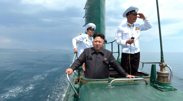 김정은 북한 국무위원장이 국방위원장이던 지난 2014년 6월 동해함대사령부 예하 잠수함 부대인 해군 제167군부대를 방문해 잠수함에 탑승해 시찰하는 모습. /조선중앙통신