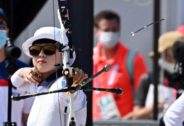 23일 일본 도쿄 유메노시마 공원 양궁장에서 열린 2020도쿄올림픽 여자 개인전 랭킹라운드에서 1위를 차지한 안산 선수가 활을 쏘고 있다. /도쿄=권욱 기자