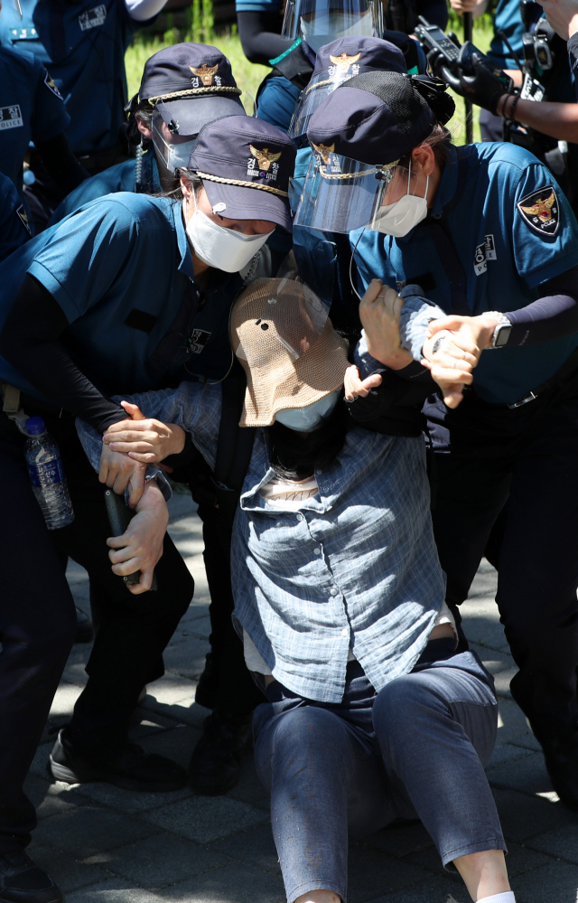 [영상] '언덕을 넘어 진입하라'…차벽에 막힌 민노총의 '고지전'