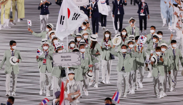 감동으로 하나되다(United by Emotion)라는 슬로건을 내건 2020도쿄올림픽 개막식이 23일 도쿄 올림픽 스타디움에서 열려 대한민국 선수들이 입장하고 있다. /도쿄=올림픽사진공동취재단