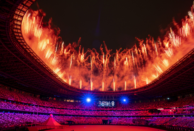 2020 도쿄올림픽 개회식을 알리는 불꼴놀이가 진행되고 있다. /AP연합뉴스