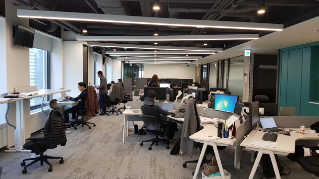 서울 종로구에 위치한 SK서린사옥 내 공유 오피스에서 SK이노베이션 직원들이 자유롭게 좌석을 선택해 근무하고 있다. /사진 제공=SK이노베이션