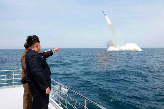 김정은 북한 국무위원장이 지난 2015년 5월 SLBM 발사시험을 참관하고 있는 모습