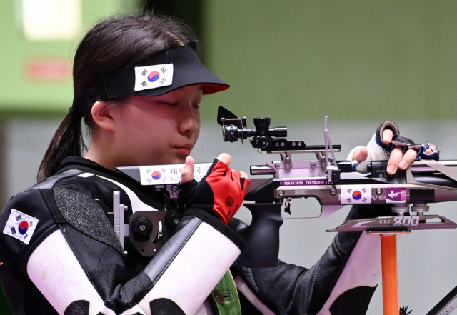 권은지가 24일 일본 도쿄 아사카 사격연습장에서 열린 여자 10m 공기소총 결승에서 호흡을 가다듬고 있다./도쿄=권욱 기자