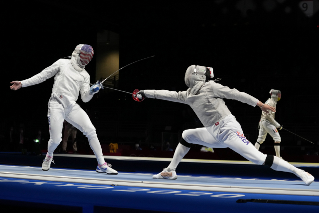 24일 일본 지바에서 열린 2020 도쿄올림픽 사브르 남자 개인 32강전에서 오상욱(오른쪽)이 미국의 앤드류 매키위츠를 상대로 경기를 펼치고 있다. /AP연합뉴스
