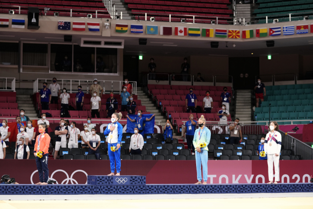 24일 도쿄 올림픽 여자 유도 48㎏급 시상식에서 메달리스트들이 멀찍이 떨어져 서 있다. /도쿄=AP연합뉴스