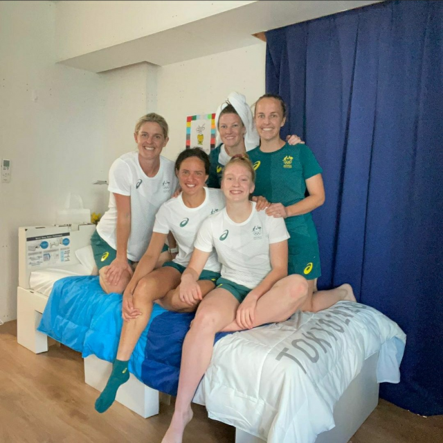 호주 하키팀 NSW 프라이드가 인스타그램에 게재한 사진. 호주 여자하키 국가대표 선수 5명이 종이 침대 위에 앉아 있다. /인스타그램 캡처
