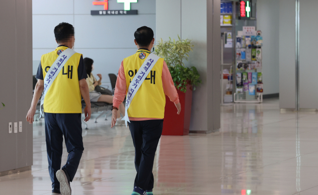 김해국장공항 국내선 출국장에서 시니어서포터스가 코로나19 예방 활동을 펼치고 있다. /부산=연합뉴스