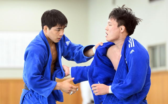 안창림이 지난 22일 일본 코도칸 유도훈련장에서 김림환과 훈련을 하고 있다. /도쿄=권욱 기자
