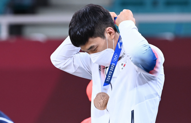 안바울이 25일 도쿄 올림픽 남자 유도 66㎏급 동메달을 따낸 뒤 메달을 목에 걸고 있다. /도쿄=권욱 기자