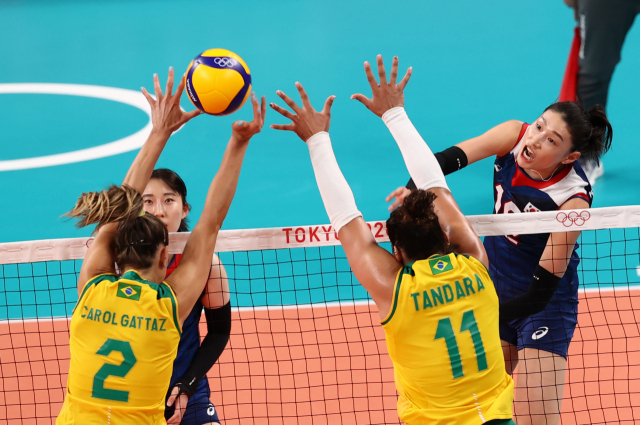 여자 배구 대표팀 에이스 김연경(오른쪽)이 25일 도쿄 올림픽 예선 브라질전에서 블로킹 벽을 뚫는 스파이크를 하고 있다. /도쿄=연합뉴스