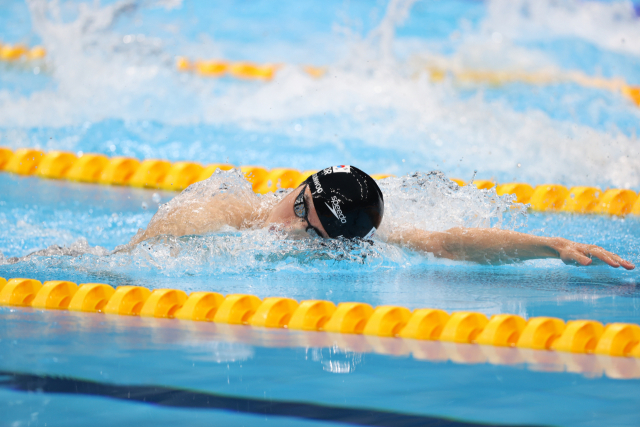 26일 일본 도쿄 아쿠아틱스 센터에서 열린 남자 자유형 200m 준결승에 출전한 한국 황선우가 물살을 가르며 역주하고 있다./연합뉴스