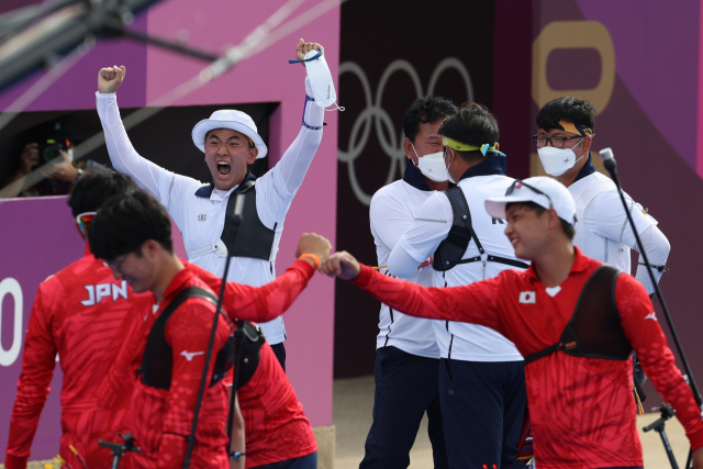 26일 일본 도쿄 유메노시마 공원 양궁장에서 열린 양궁 남자단체전 준결승전 일본과의 경기에서 한국의 김우진, 김제덕, 오진혁이 명승부를 펼친 뒤 결승진출의 기쁨을 나누고 있다. /연합뉴스