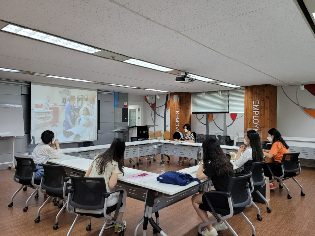 산업인력공단이 지난 달 9일 서울해외취업센터에서 진행한 K-Class 서비스직(승무원) 과정에서 수강생들이 직무에 대한 강의를 듣고 있다./사진제공=산업인력공단
