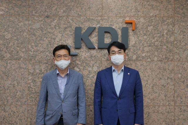 박용진(오른쪽) 더불어민주당 의원이 26일 세종 한국개발연구원(KDI)에서 홍장표 원장과 나란히 서 있다. /사진 제공=박 의원 캠프