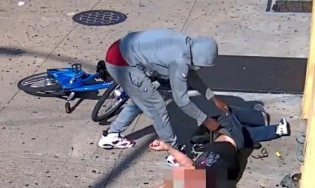 범인이 기절한 노인의 몸을 뒤져 금품을 훔치고 있다./NYPD 트위터 캡처