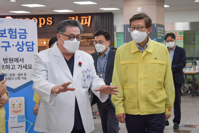 26일 박형준 부산시장이 코로나19 전담병원인 부산의료원을 찾아 확진자 치료현황을 보고 받고 음압병동, 선별진료소 시설을 둘러보고 있다.