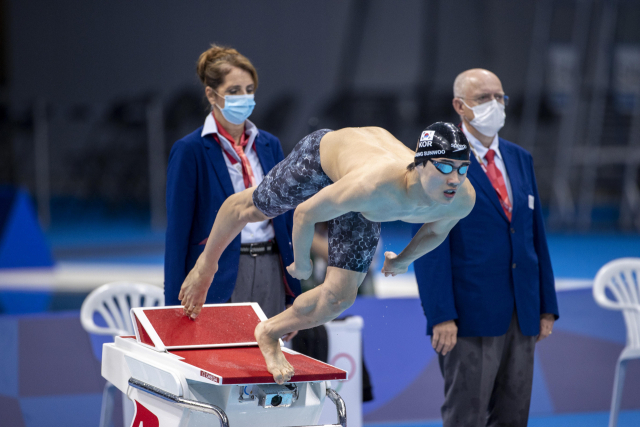 황선우가 26일 도쿄 올림픽 남자 자유형 200m 준결선에서 힘차게 물로 뛰어들고 있다. /도쿄=권욱 기자