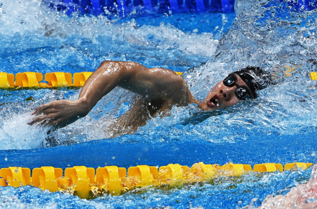황선우가 26일 도쿄 올림픽 남자 자유형 200m 준결선에서 물살을 가르고 있다. /도쿄=권욱 기자