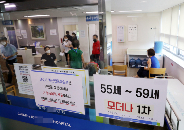 26일 오전 광주 북구의 한 병원에서 대상자들이 모더나 백신을 접종 받고 있다./연합뉴스