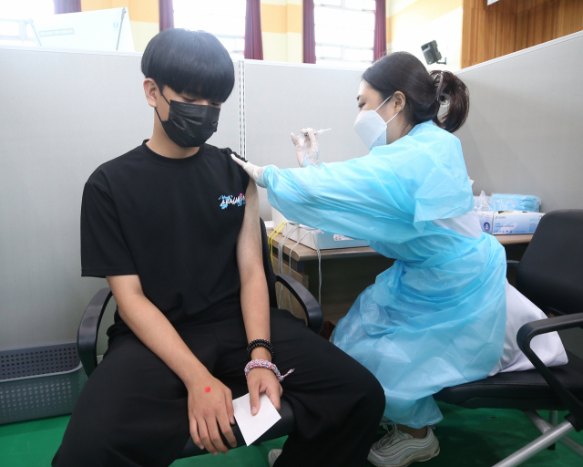 지난 19일 오전 울산시 남구국민체육센터에 마련된 예방접종센터에서 고3 학생이 백신을 맞고 있다. /울산=연합뉴스