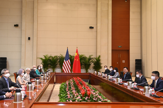 웬디 셔먼 미 국무부 부장관(왼쪽)이 26일 중국 톈진에서 셰펑 중국 외교부 부부장과 회담하고 있다. /신화연합뉴스