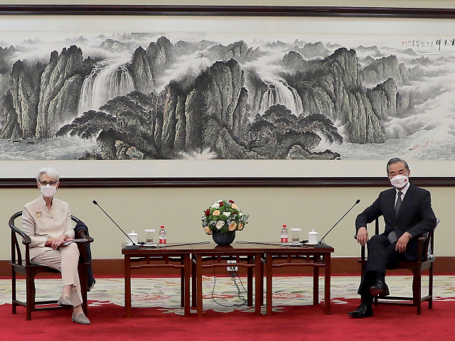 웬디 셔먼 미 국무부 부장관(왼쪽)이 26일 중국 톈진에서 왕이 중국 외교부 부장과 면담하고 있다. /UPI연합뉴스