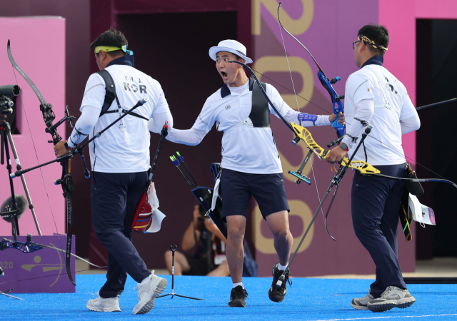 26일 도쿄 올림픽 남자 양궁 단체전 결승 도중 기합을 넣는 김제덕(가운데). 왼쪽은 오진혁, 오른쪽은 김우진. /도쿄=권욱 기자