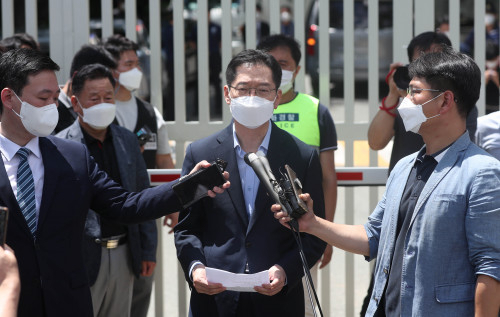 댓글 여론조작 혐의로 2년 실행이 확정된 김경수 전 경남도지사가 26일 수감 전 경남 창원시 마산회원구 창원교도소 앞에서 발언하고 있다. /연합뉴스