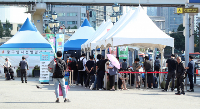 27일 오전 서울역광장에 마련된 코로나19 임시선별 검사소를 찾은 시민들이 검사 순서를 기다리고 있다./연합뉴스