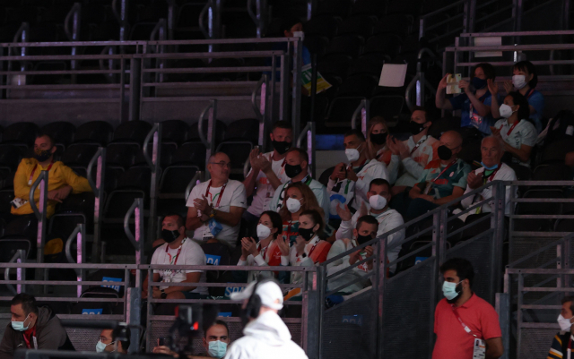 지난 24일 일본 마쿠하리 메세홀에서 열린 도쿄올림픽 펜싱 경기를 동료 선수와 관계자들이 보고 있다. 마스크를 안쓴 사람들이 있다./연합뉴스