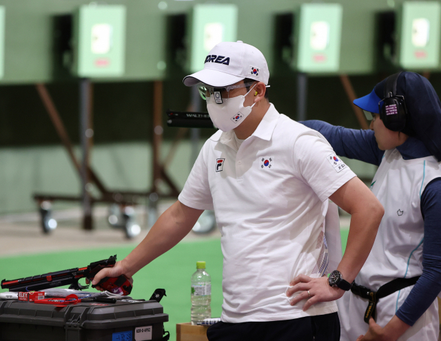 올림픽 사격 대표팀 진종오가 27일 일본 도쿄 아사카 사격장에서 열린 2020 도쿄올림픽 10ｍ 공기권총 혼성 단체전에서 사격 중 숨을 고르고 있다./연합뉴스