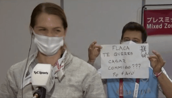 아르헨티나 펜싱 선수 마리아 벨렌 페레스 마우리세(왼쪽)가 남자친구이자 코치인 루카스 사우세도로부터 생방송 중 깜짝 청혼을 받고 있다. / 출처=TyC스포츠 트위터