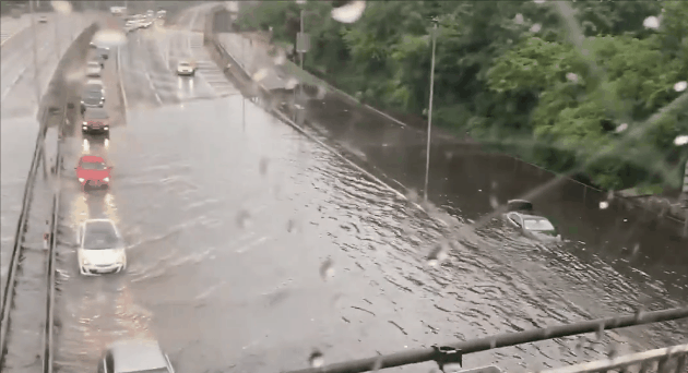 지난 25일(현지시간) 영국 런던에 내린 기록적인 폭우가 내린 가운데 차량들이 물에 잠긴 도로 위를 지나가고 있다./출처=Howard Johnson 트위터