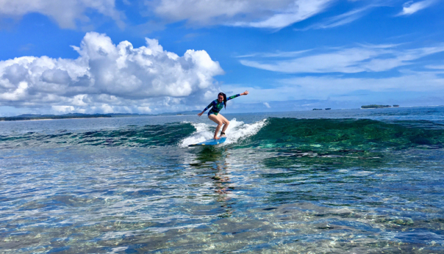 필리핀 시아르가오에서 서핑을 즐기는 여행객. 시아르가오는 전 세계 서퍼들이 손꼽는 ‘서핑의 천국’이다./사진 제공=필리핀 관광부
