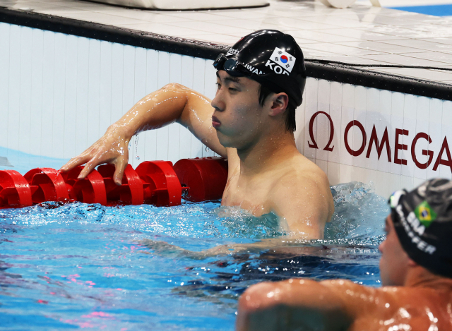 황선우가 27일 일본 도쿄 아쿠아틱스 센터에서 열린 남자 자유형 200m 결승에서 기록을 확인한 뒤 아쉬워하고 있다./도쿄=권욱 기자