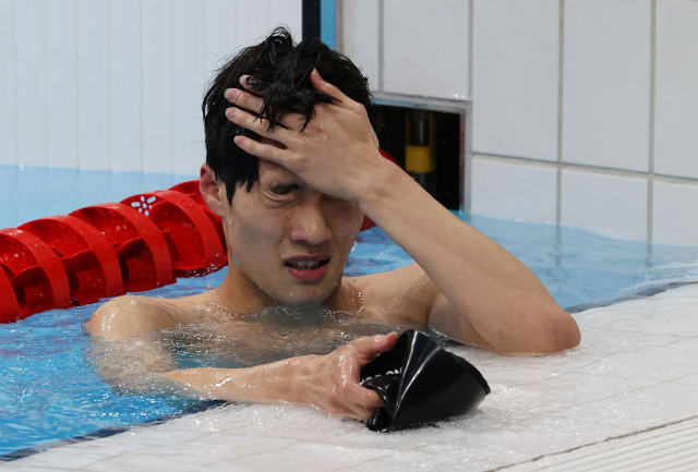 황선우가 27일 일본 도쿄 아쿠아틱스 센터에서 열린 남자 자유형 200m 결승에서 기록을 확인한뒤 아쉬워하고 있다./도쿄=권욱 기자