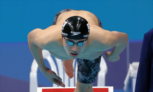 27일 일본 도쿄 아쿠아틱스센터에서 열린 도쿄 올림픽 수영 남자 자유형 200m 결승전에서 황선우가 힘차게 출발하고 있다. /연합뉴스